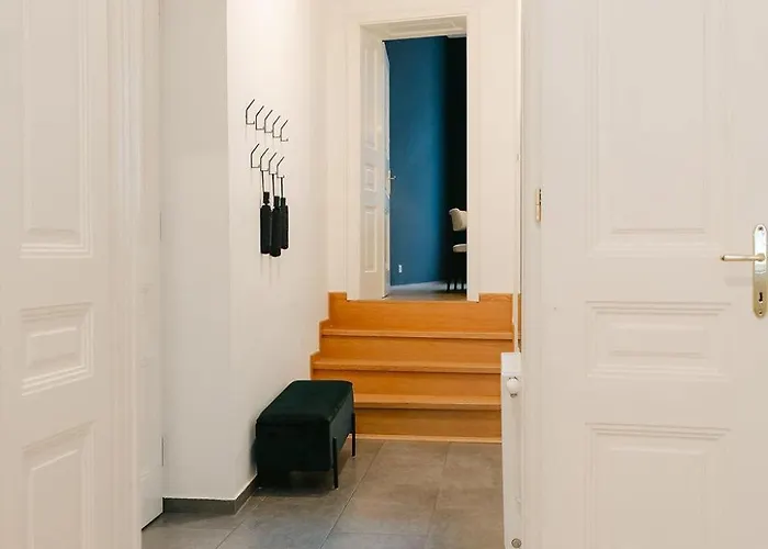 Cool 3br Close To Free Parking דירה *