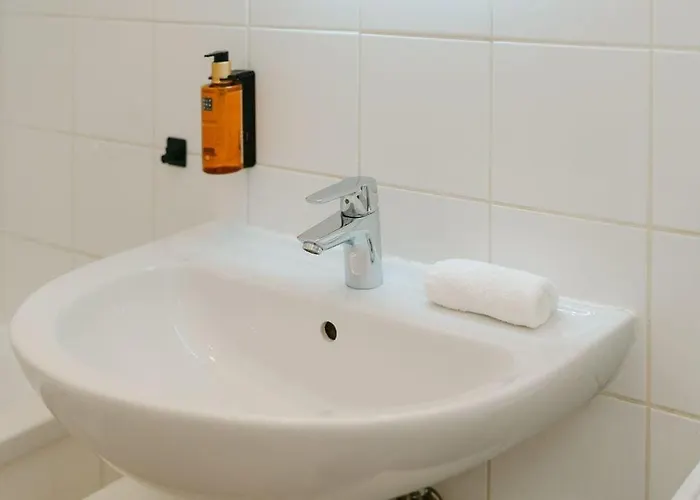 Cool 3br Close To Free Parking דירה *