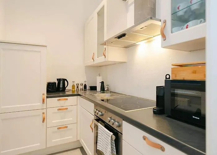 Cool 3br Close To Free Parking דירה *