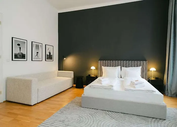 Cool 3br Close To Free Parking דירה *