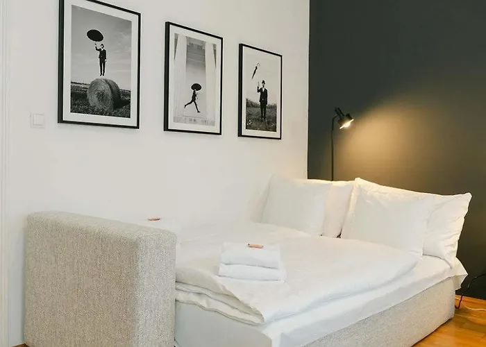 Cool 3br Close To Free Parking דירה